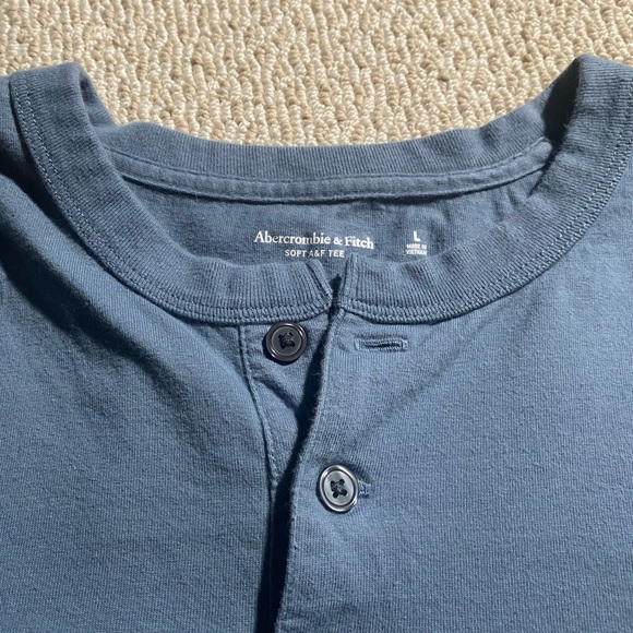 ABERCROMBIE FITTED HENLY T-SHIRT - Picture 2 of 3
